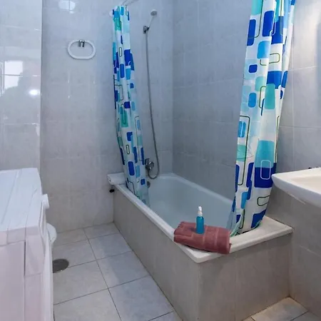 Location P, Terrace With Pool View, Sunny, Quiet, Wifi شقة